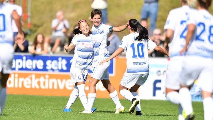 Tor, Goal , But, Treffer 1:0 MSV Bild v.L. Danica Wu (MSV Duisburg) (13) mit Torschützin Linda Bresonik (MSV Duisburg) (11) und Sofia Nati (MSV Duisburg) (10), Fussball, Allianz Frauen-Bundesliga, MSV DUISBURG - FF USV JENA, xmkx
