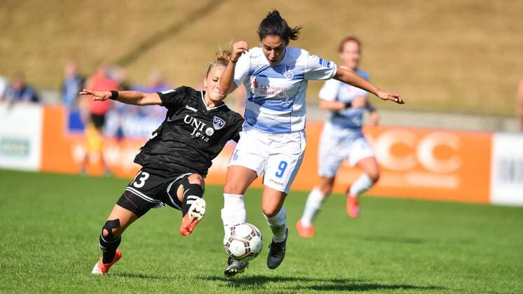 in Aktion, in Action Zweikampf Bild v.L. Karoline Heinze (FF USV Jena) (13) mit Lee Falcon (MSV Duisburg) (9), Fussball, Allianz Frauen-Bundesliga, MSV DUISBURG - FF USV JENA, xmkx