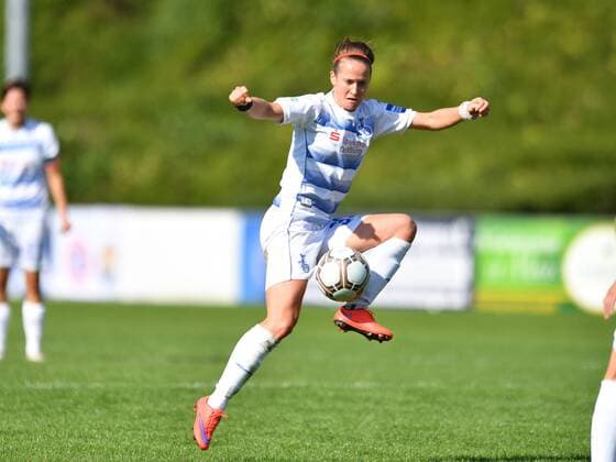 Kathleen Radtke (MSV Duisburg) (33) Stoppt Ball in Luft. Freisteller in Aktion, in Action, Fussball, Allianz Frauen-Bundesliga, MSV DUISBURG - FF USV JENA, xmkx