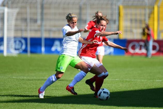 Anna Blässe (Anna Blaesse, Wolfsburg, 9) gegen Sara Daebritz (FC Bayern Muenchen) München, Deutschland, 25.09.2016 - Frauenfussball, Allianz Frauen Bundesliga, FC Bayern München - VfL Wolfsburg, Frauenfussball, Allianz Frauen Bundesliga, FC Bayern München - VfL Wolfsburg, xklx