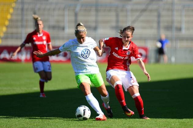 Anna Blässe (Anna Blaesse, Wolfsburg, 9) gegen Sara Daebritz (FC Bayern Muenchen) München, Deutschland, 25.09.2016 - Frauenfussball, Allianz Frauen Bundesliga, FC Bayern München - VfL Wolfsburg, Frauenfussball, Allianz Frauen Bundesliga, FC Bayern München - VfL Wolfsburg, xklx