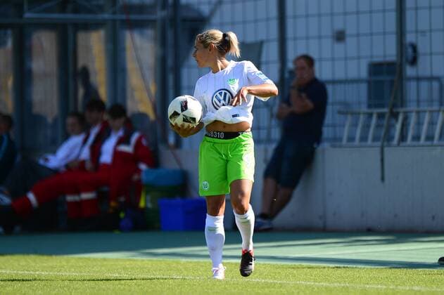 Anna Blässe (Anna Blaesse, Wolfsburg, 9) hat Ball unter Trikot, zeigt Bauch München, Deutschland, 25.09.2016 - Frauenfussball, Allianz Frauen Bundesliga, FC Bayern München - VfL Wolfsburg, Frauenfussball, Allianz Frauen Bundesliga, FC Bayern München - VfL Wolfsburg, xklx