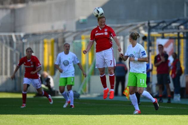 Kopfball Melanie Behringer (FC Bayern Muenchen, Mel Behringer) München, Deutschland, 25.09.2016 - Frauenfussball, Allianz Frauen Bundesliga, FC Bayern München - VfL Wolfsburg, Frauenfussball, Allianz Frauen Bundesliga, FC Bayern München - VfL Wolfsburg, xklx