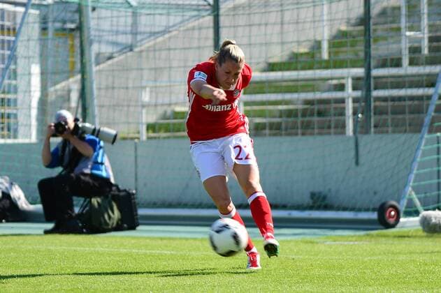 Schuss von Verena Faisst (FC Bayern Muenchen) München, Deutschland, 25.09.2016 - Frauenfussball, Allianz Frauen Bundesliga, FC Bayern München - VfL Wolfsburg, Frauenfussball, Allianz Frauen Bundesliga, FC Bayern München - VfL Wolfsburg, xklx