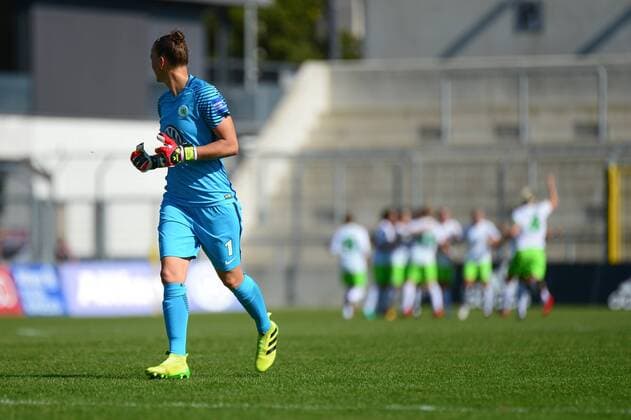 Torjubel VFL Wolfsburg, Almuth Schult (Torwart, Wolfsburg, 1) im Hintergrund das Team München, Deutschland, 25.09.2016 - Frauenfussball, Allianz Frauen Bundesliga, FC Bayern München - VfL Wolfsburg, Frauenfussball, Allianz Frauen Bundesliga, FC Bayern München - VfL Wolfsburg, xklx
