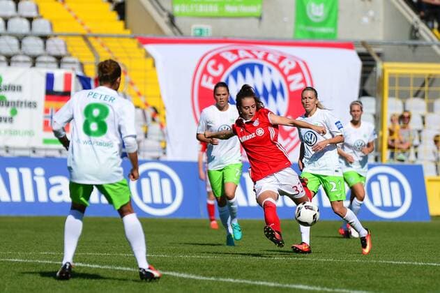 Schuss von Sara Daebritz (FC Bayern Muenchen) München, Deutschland, 25.09.2016 - Frauenfussball, Allianz Frauen Bundesliga, FC Bayern München - VfL Wolfsburg, Frauenfussball, Allianz Frauen Bundesliga, FC Bayern München - VfL Wolfsburg, xklx