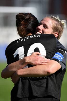 25.09.2016 Frankfurt am Main, Allianz Frauen-Bundesliga Saison 2016 2017 FFC Frankfurt - SGS Essen Torschützin zum 1:2 Yuki Nagasato mit Sophie Schmidt (FFC Frankfurt)