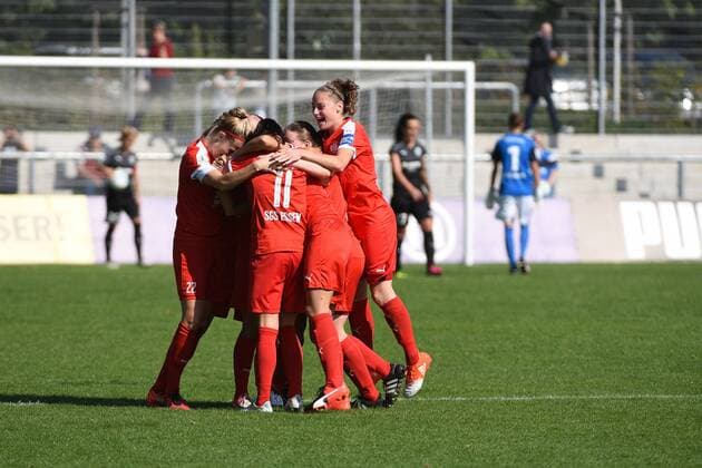 25.09.2016 Frankfurt am Main, Allianz Frauen-Bundesliga Saison 2016 2017 FFC Frankfurt - SGS Essen Torjubel bei den Spielerinen der (SGS Essen ) u.a. Irini Ioannidou und Jacqueline Klasen