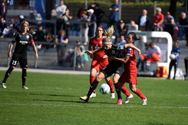 25.09.2016 Frankfurt am Main, Allianz Frauen-Bundesliga Saison 2016 2017 FFC Frankfurt - SGS Essen Kathrin Julia Hendrich (FFC Frankfurt) gegen Charline Hartmann (Essen, 13) und Ando Kozue (SGS Essen )