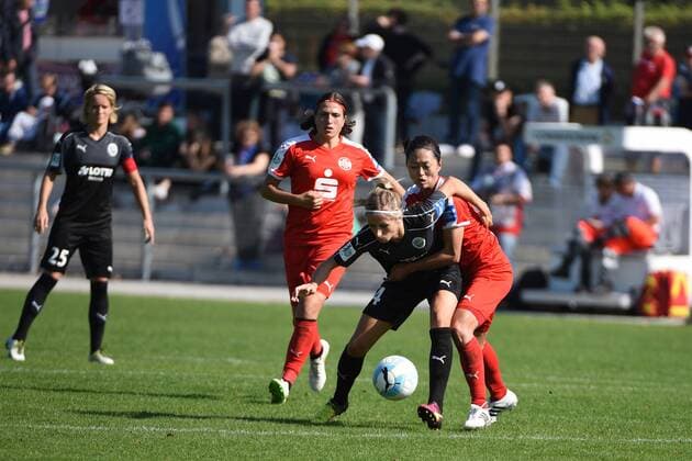 25.09.2016 Frankfurt am Main, Allianz Frauen-Bundesliga Saison 2016 2017 FFC Frankfurt - SGS Essen Kathrin Julia Hendrich (FFC Frankfurt) gegen Charline Hartmann (Essen, 13) und Ando Kozue (SGS Essen )