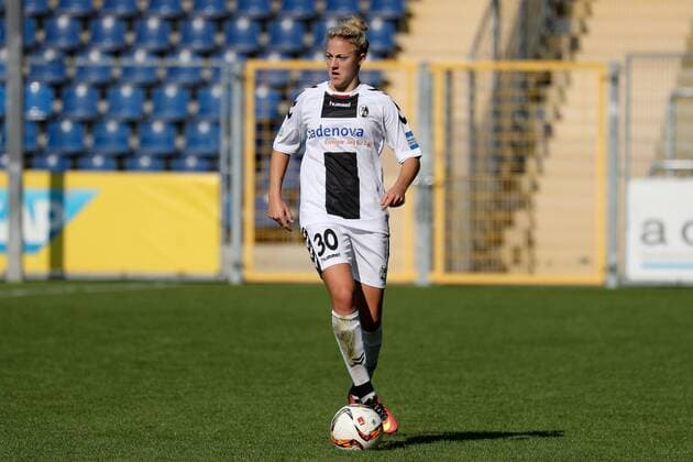 Carolin Simon (Freiburg, 30), am Ball, Freisteller, Ganzkörper, Einzelbild, Aktion, Action, Fussball, Allianz Frauen-Bundesliga, TSG 1899 Hoffenheim - SC Freiburg, xozx