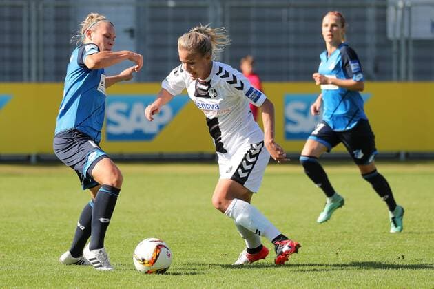 v.li.: Kristin Demann (TSG, 4), Lena Petermann (Freiburg, 22), Zweikampf, Duell, duel, tackle, tackling, Dynamik, Action, Aktion, Fussball, Allianz Frauen-Bundesliga, TSG 1899 Hoffenheim - SC Freiburg, xozx