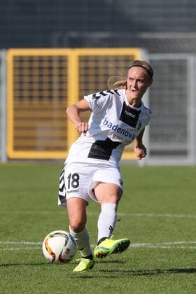 Sarah Puntigam (Freiburg, 18) am Ball, Freisteller, Ganzkörper, Einzelbild, Aktion, Action, Fussball, Allianz Frauen-Bundesliga, TSG 1899 Hoffenheim - SC Freiburg, xozx