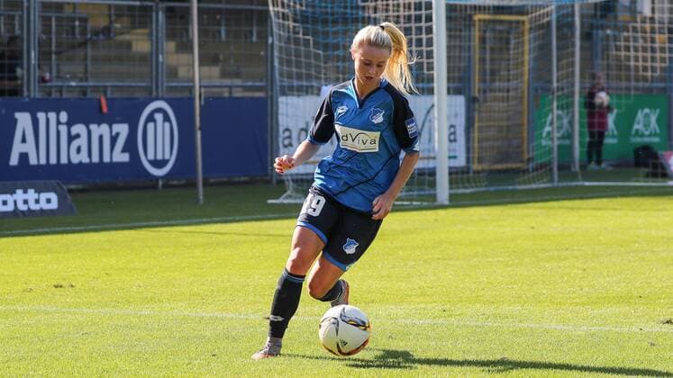 Judith Steinert (TSG, 19), am Ball, Freisteller, Ganzkörper, Einzelbild, Aktion, Action, Fussball, Allianz Frauen-Bundesliga, TSG 1899 Hoffenheim - SC Freiburg, xozx