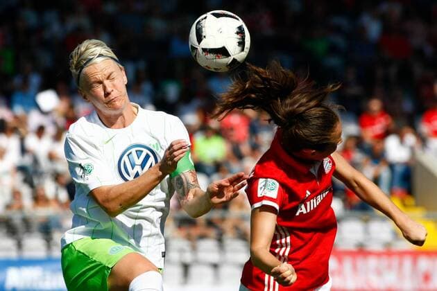 Bilder des Tages - Sport DEU, FFB, Allianz-Bundesliga, FC Bayern Muenchen vs. VfL Wolfsburg 25.09.2016, Gruenwalder Stadion, Muenchen, DEU, FFB, Allianz-Bundesliga, FC Bayern Muenchen vs. VfL Wolfsburg, im Bild Nilla Fischer (VfL Wolfsburg, 4) im Kopfballduell mit Sara Daebritz (D?britz) (FC Bayern Muenchen, 33) nordphotoxRMG