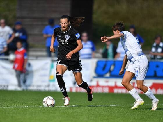 Lucie Vonkova (FF USV Jena) (11) im Duell mit Linda Bresonik (MSV Duisburg) (11), Fussball, Allianz Frauen-Bundesliga, MSV DUISBURG - FF USV JENA, xmkx