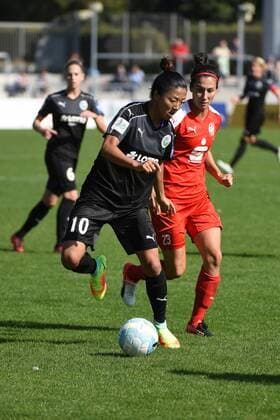 25.09.2016 Frankfurt am Main, Allianz Frauen-Bundesliga Saison 2016 2017 FFC Frankfurt - SGS Essen Torschützin Yuki Nagasato (FFC Frankfurt) gegen Torschützin Sara Doorsoun-Khajeh (SGS Essen )