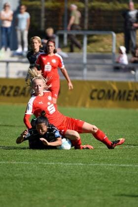 25.09.2016 Frankfurt am Main, Allianz Frauen-Bundesliga Saison 2016 2017 FFC Frankfurt - SGS Essen Torschützin Yuki Nagasato (FFC Frankfurt) gegen Torschützin Lea Schüller (SGS Essen )