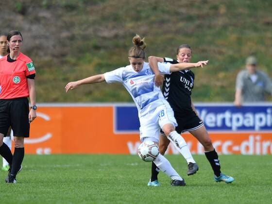 Zweikampf Sofia Racz (MSV Duisburg) (28) mit Marie-Luise Herrmann (FF USV Jena) (21), Fussball, Allianz Frauen-Bundesliga, MSV DUISBURG - FF USV JENA, xmkx