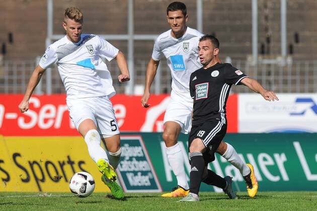 Johannes Reichert,SSV Ulm- 5, stoppt Thierry Steinmetz,FC Homburg- 19, beim Spiel 1.FC 08 Homburg vs SSV Ulm, Fussball, Regionalliga Suedwest, 25.09.16, Homburg Saar Copyright: xFranzx Eibner-Pressefotox EP_pfz