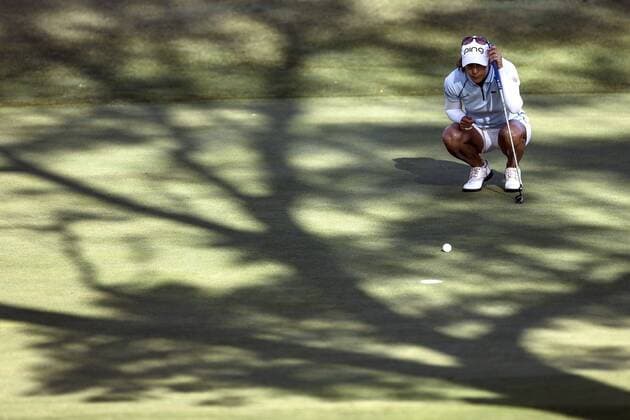 Spanish golfer Azahara Munoz, winner of the Andalucia Costa del Sol Open de Espana, observes the ball at hole 1 in Marbella, Malaga, Andalusia, Spain, 25 September 2016. ANDALUCIA COSTA DEL SOL OPEN DE ESPANA !ACHTUNG: NUR REDAKTIONELLE NUTZUNG!  MAR001 20160925-636104219253568412