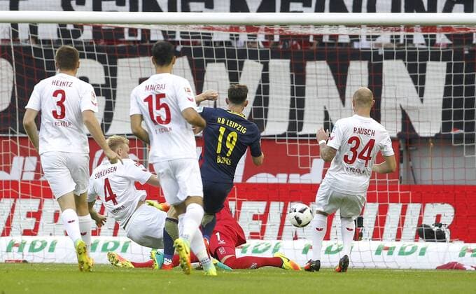Köln, RheinEnergieStadion, 25.09.16: Torschütze Oliver Burke (19) schiesst das 1:0 Tor gegen Torwart Timo Horn (1.FC Köln) im Spiel der 1. Bundesliga zwischen 1.FC Köln vs. RB Leipzig in der Saison 2016 2017.