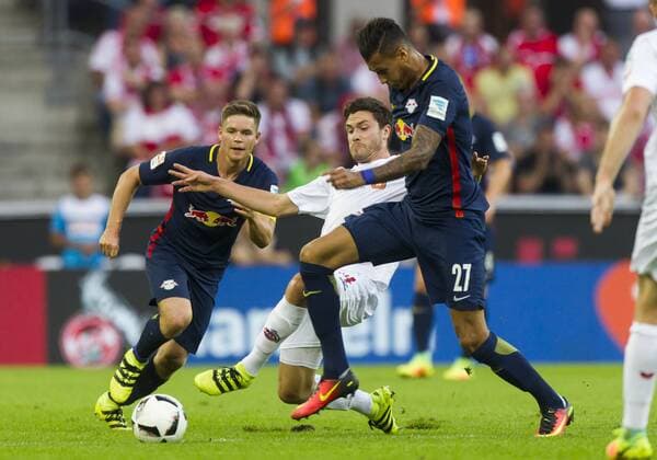 18.10.2015, Köln, Deutschland, 1.Fussball Bundesliga - Saison 2015 2016, 1.FC Köln - RB Leipzig, Kölns Jonas Hector gegen Leipzigs Benno Schmitz und Davie Selke