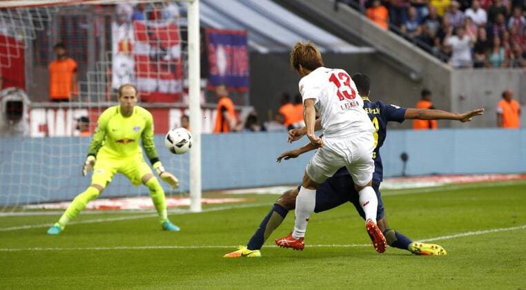 Köln, RheinEnergieStadion, 25.09.16: Yuya Osako (1.FC Köln) (R) schiesst das 1:1 Tor gegen Torwart Peter Gulacsi (RB Leipzig) im Spiel der 1. Bundesliga zwischen 1.FC Köln vs. RB Leipzig in der Saison 2016 2017.
