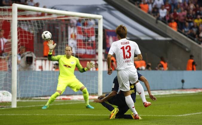Köln, RheinEnergieStadion, 25.09.16: Yuya Osako (1.FC Köln) (R) schiesst das 1:1 Tor gegen Torwart Peter Gulacsi (RB Leipzig) im Spiel der 1. Bundesliga zwischen 1.FC Köln vs. RB Leipzig in der Saison 2016 2017.