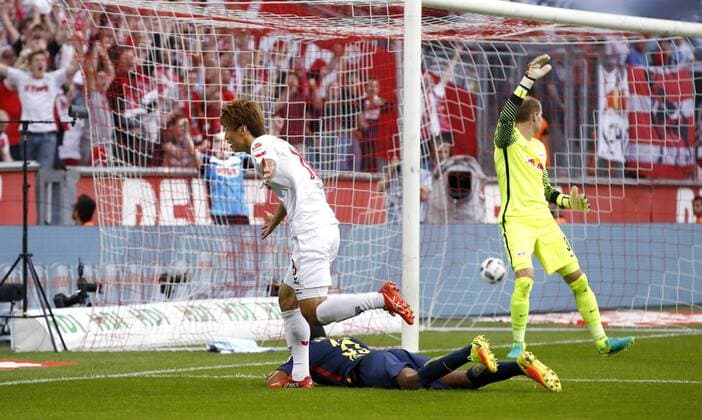 Köln, RheinEnergieStadion, 25.09.16: Yuya Osako (1.FC Köln) (L) schiesst das 1:1 Tor gegen Torwart Peter Gulacsi (RB Leipzig) im Spiel der 1. Bundesliga zwischen 1.FC Köln vs. RB Leipzig in der Saison 2016 2017.