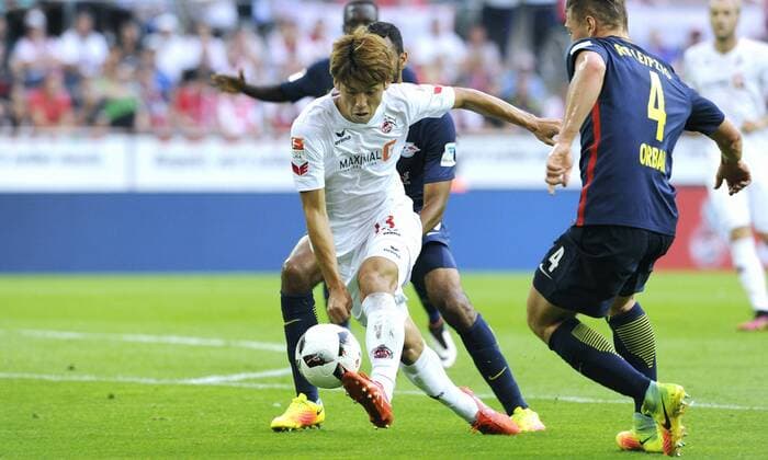 Fussball, Bundesliga, Deutschland, Herren, Saison 2016 2017, 5. Spieltag, Rhein Energie Stadion Köln, 1. FC Köln (weiss) - RB Leipzig (blau); Yuya Osako (FC Köln), Marvin Compper (Leipzig), Aktion.