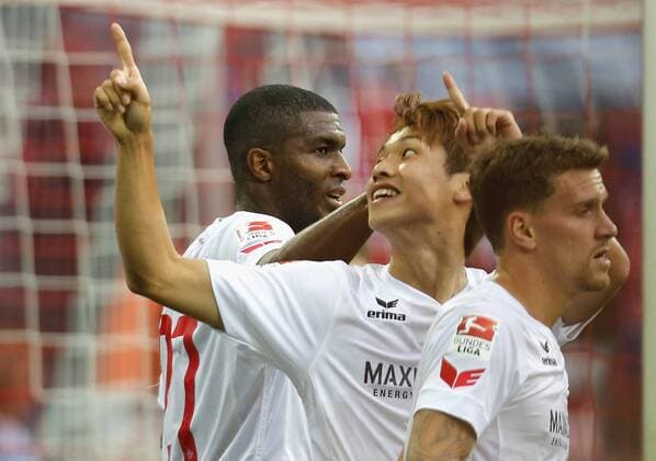 Koeln, Germany 25.09.2016, 1. Bundesliga 5. Spieltag, 1. FC Koeln - RB Leipzig, Torjubel 1-1 Yuya Osako (Koeln, M) mit Anthony Modeste und Simon Zoller (R). ( DeFodi512