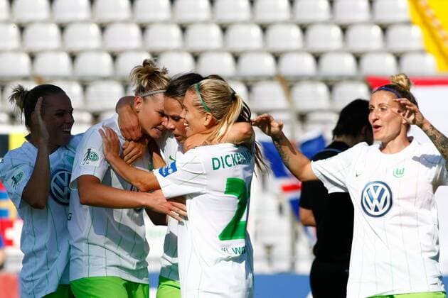 DEU, FFB, Allianz-Bundesliga, FC Bayern Muenchen vs. VfL Wolfsburg 25.09.2016, Gruenwalder Stadion, Muenchen, DEU, FFB, Allianz-Bundesliga, FC Bayern Muenchen vs. VfL Wolfsburg, im Bild freuen sich Isabel Kerschowski (VfL Wolfsburg, 27), Alexandra Popp (VfL Wolfsburg, 11), Sara Bjoerk (Bj?rk) Gunnarsdottir (VfL Wolfsburg, 7), Lara Dickenmann (VfL Wolfsburg, 21) und Anja Mittag (VfL Wolfsburg, 41) ueber den Popps Siegtreffer zum 2:1 nordphotoxRMG