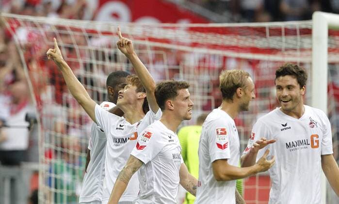 Köln, RheinEnergieStadion, 25.09.16: Yuya Osako (1.FC Köln) (L) schiesst das 1:1 Tor und jueblt mit Anthony Modeste (1.FC Köln)(hinten) und Marcel Risse (1.FC Köln) im Spiel der 1. Bundesliga zwischen 1.FC Köln vs. RB Leipzig in der Saison 2016 2017.