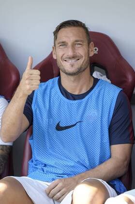 Fußball, FC Turin - AS Rom, 250. Tor von Francesco Totti Fußball, FC Turin - AS Rom Italy: Torino FC v AS Roma - Serie A Francesco Totti of AS Roma gestures before the Serie A football match between Torino FC and AS Roma. Torino FC wins 3-1 over AS Roma.  NicolòxCampox xPacificxPress