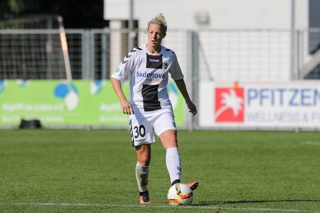 Carolin Simon (Freiburg, 30), am Ball, Freisteller, Ganzkörper, Einzelbild, Aktion, Action, Fussball, Allianz Frauen-Bundesliga, TSG 1899 Hoffenheim - SC Freiburg, xozx