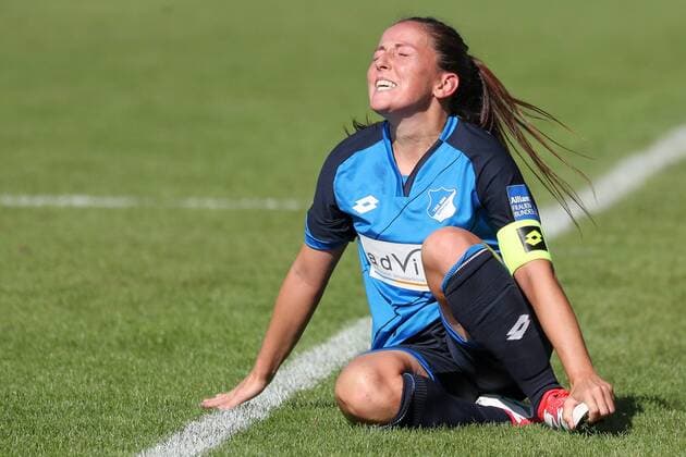 Martina Moser (TSG, 7) fasst sich an den Fuß, mit Schmerzen nach einem Foul, racked with pain, Fussball, Allianz Frauen-Bundesliga, TSG 1899 Hoffenheim - SC Freiburg, xozx