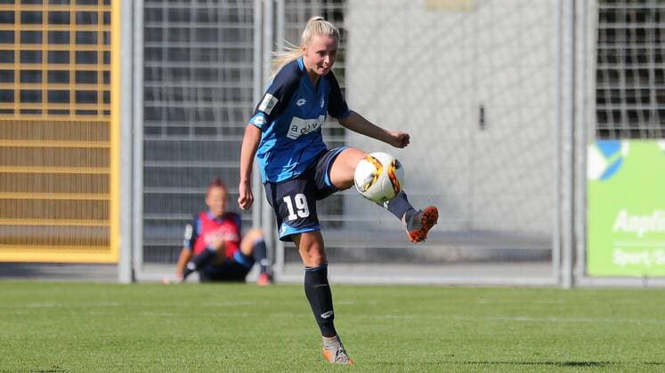Judith Steinert (TSG, 19) bei der Ballannahme, Freisteller, Ganzkörper, Einzelbild, Aktion, Action, Fussball, Allianz Frauen-Bundesliga, TSG 1899 Hoffenheim - SC Freiburg, xozx