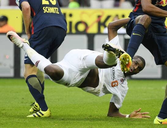 Rheinenergie Stadion Köln , 25.9.2016, 1. Fussball Bundesliga Sisson 2016 17, 5. Spieltag, 1.FC Köln (Koeln,Cologne)vs. RB Leipzig ---- Anthony Modeste (Koeln) beim Seitenfallzieher