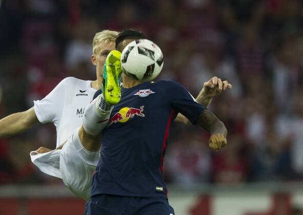 18.10.2015, Köln, Deutschland, 1.Fussball Bundesliga - Saison 2015 2016, 1.FC Köln - RB Leipzig, Kölns Frederik Sörensen gegen Leipzigs Davie Selke