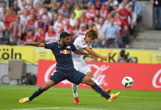 25.09.2016, Fussball GER, 1. Bundesliga Saison 2016 2017, 5. Spieltag, 1. FC Koeln - RB Leipzig, Yuya Osako (1.FC Koeln), re., erzielt das Tor zum 1:1, links Marvin Compper (RB Leipzig)