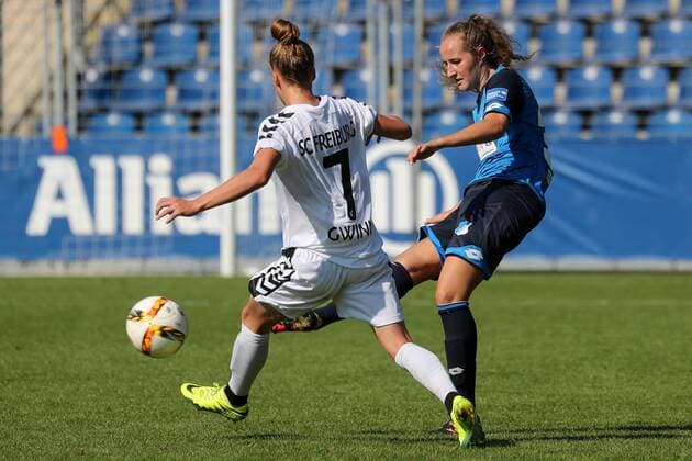 v.li.: Giulia Gwinn (Freiburg, 7), Fabienne Dongus (TSG, 33), Zweikampf, Duell, duel, tackle, tackling, Dynamik, Action, Aktion, Fussball, Allianz Frauen-Bundesliga, TSG 1899 Hoffenheim - SC Freiburg, xozx