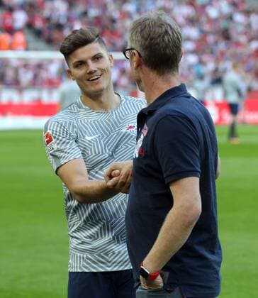 1.FC Koeln - RB Leipzig Fußball Bundesliga Köln, 25.09.2016, Rheinenergiestadion, Fußball, 1.BL, GER, 5.Spieltag , 1. FC Köln vs. RB Leipzig , Im Bild: Marcel Sabitzer (l., RB Leipzig) und Cheftrainer Peter Stöger Stoeger (Koeln) ,