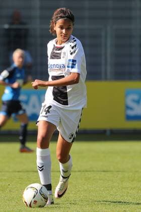 Cinzia Zehnder (Freiburg, 14), am Ball, Freisteller, Ganzkörper, Einzelbild, Aktion, Action, Fussball, Allianz Frauen-Bundesliga, TSG 1899 Hoffenheim - SC Freiburg, xozx