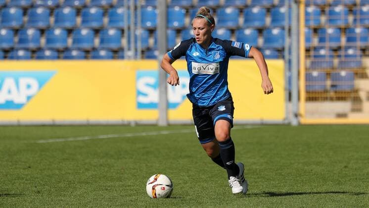 Kristin Demann (TSG, 4), am Ball, Freisteller, Ganzkörper, Einzelbild, Aktion, Action, Fussball, Allianz Frauen-Bundesliga, TSG 1899 Hoffenheim - SC Freiburg, xozx