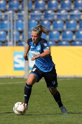 Kristin Demann (TSG, 4), am Ball, Freisteller, Ganzkörper, Einzelbild, Aktion, Action, Fussball, Allianz Frauen-Bundesliga, TSG 1899 Hoffenheim - SC Freiburg, xozx