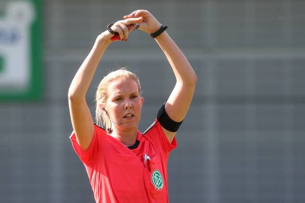 Hanna Schlemmer (Schiedsrichterin), gibt Anweisungen, gestikuliert, mit den Armen gestikulieren, gives instructions, gesticulate, Fussball, Allianz Frauen-Bundesliga, TSG 1899 Hoffenheim - SC Freiburg, xozx