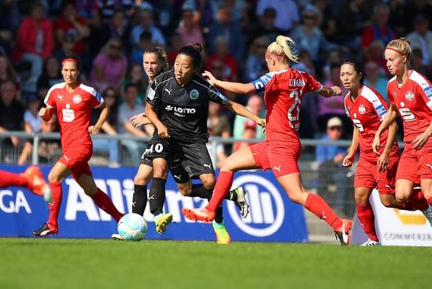 25.09.2016 xcex Deutschland, Frankfurt, Fussball, Frauenfussball Allianz Frauen-Bundesliga Saison 2016 2017 1. FFC Frankfurt - SGS Essen Yuki Nagasato (Frankfurt) gegen Ina Lehmann (Essen)