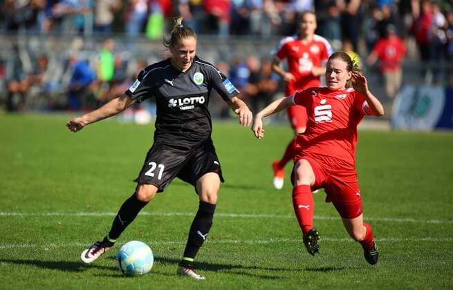 25.09.2016 xcex Deutschland, Frankfurt, Fussball, Frauenfussball Allianz Frauen-Bundesliga Saison 2016 2017 1. FFC Frankfurt - SGS Essen Ana-Maria Crnogorcevic (Frankfurt) gegen Lena Ostermeier (Essen)
