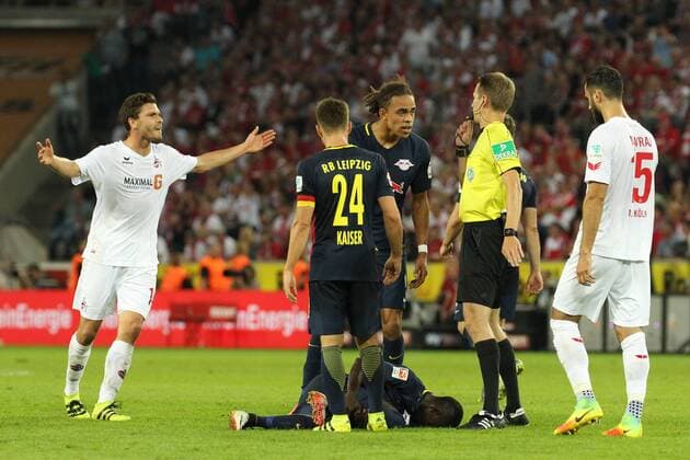 25.09.2016, xkvx, Fussball 1.Bundesliga, 1. FC Koeln - RB Leipzig, emspor, v.l. Naby Keita (RB Leipzig) liegt verletzt nach einem Foul am Boden Koeln